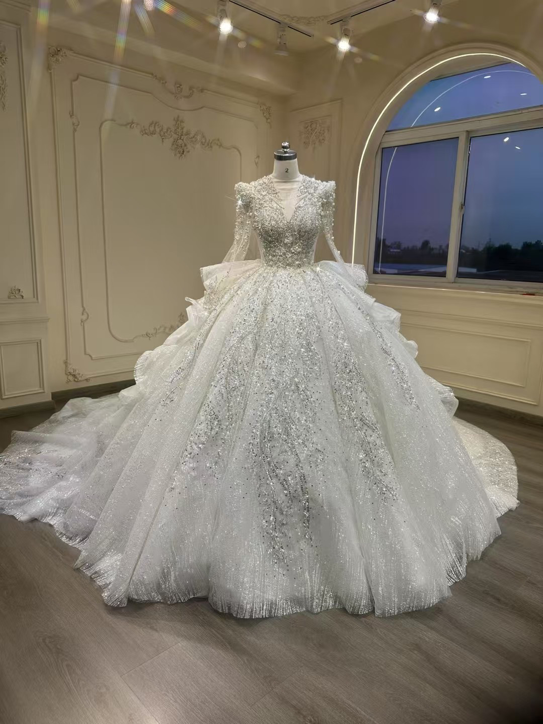 高級感溢れる　vネック　キラキラドレス　王道派　たっぷりビジュー　ビーズ　ロングトレーン　ボリューム　シースルー長袖冬婚