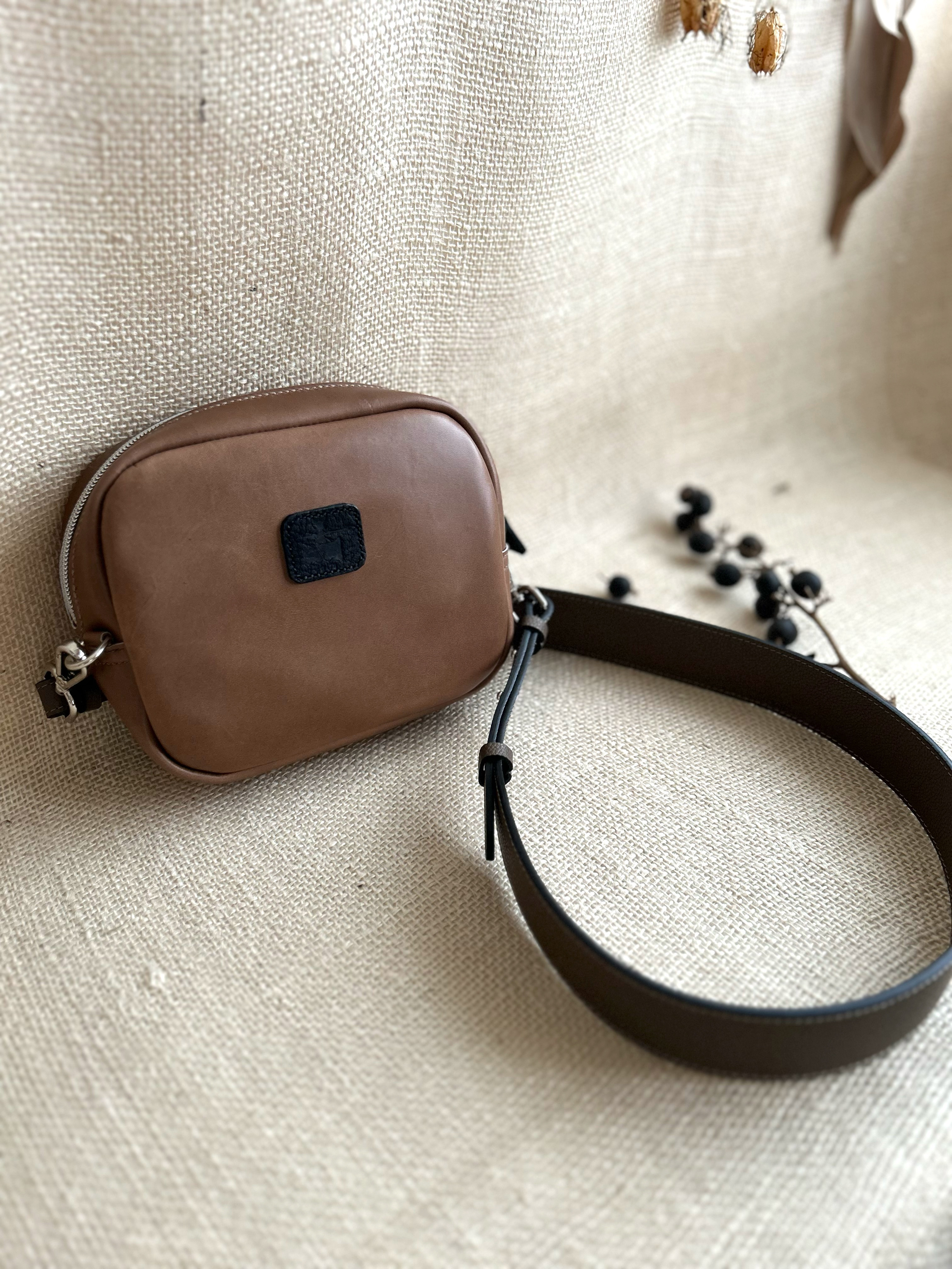 ボストン型　小さなボディバッグ　幅広ベルト