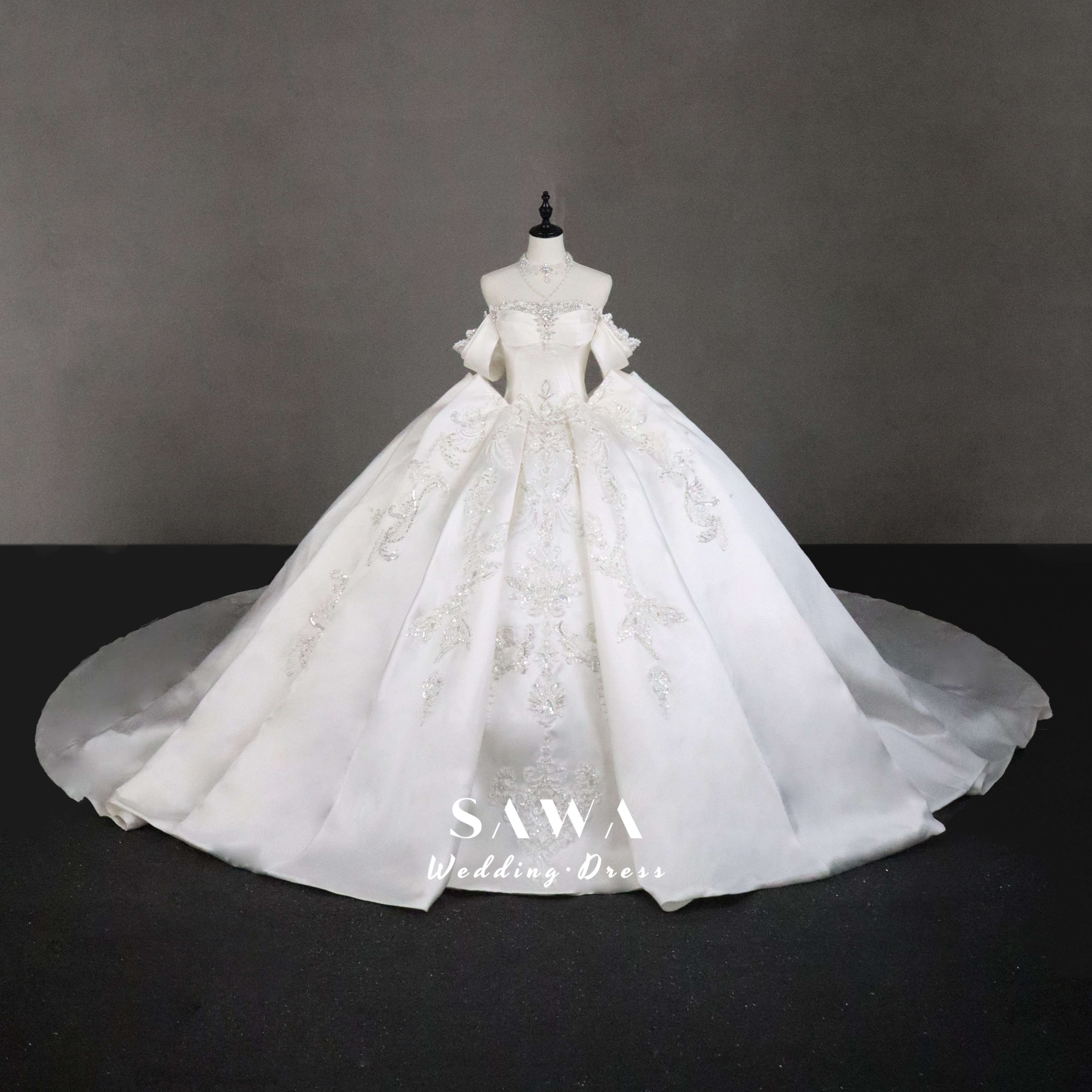 ロングトレーン　ウェディングドレス　高級サテン　シンプルなブライダルウエア　オフショルダー　二の腕カバー　取り外し可能袖