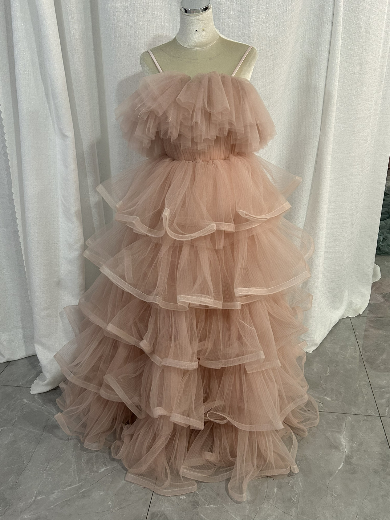 ピンク キャミソール カラードレス 柔らかく重ねたチュールスカート 抜群のおしゃれ見え 目立つ 前撮り 花嫁