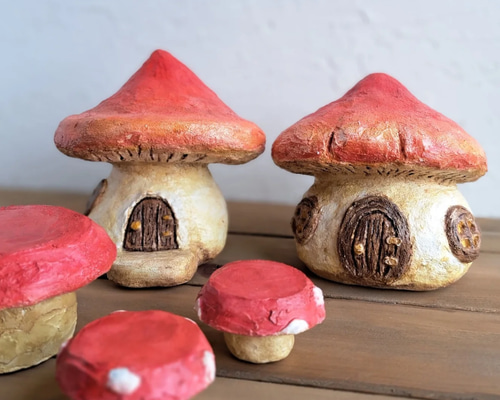 赤いキノコの家／2つのお家とテーブルイスのセット│モルタル製
