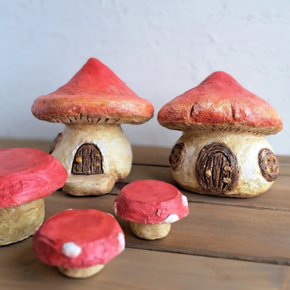 赤いキノコの家／2つのお家とテーブルイスのセット│モルタル製