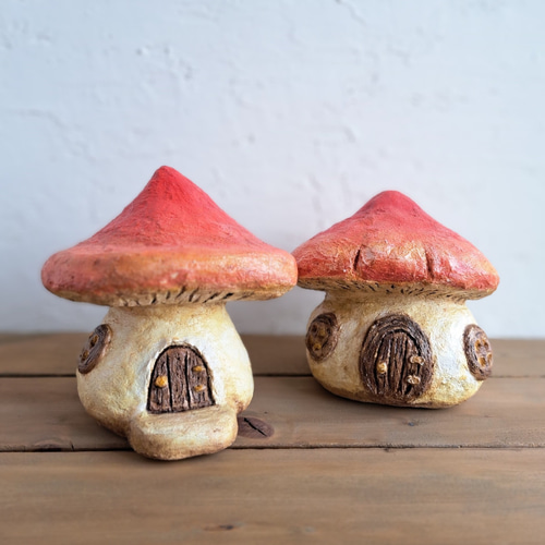 赤いキノコの家／2つのお家とテーブルイスのセット│モルタル製