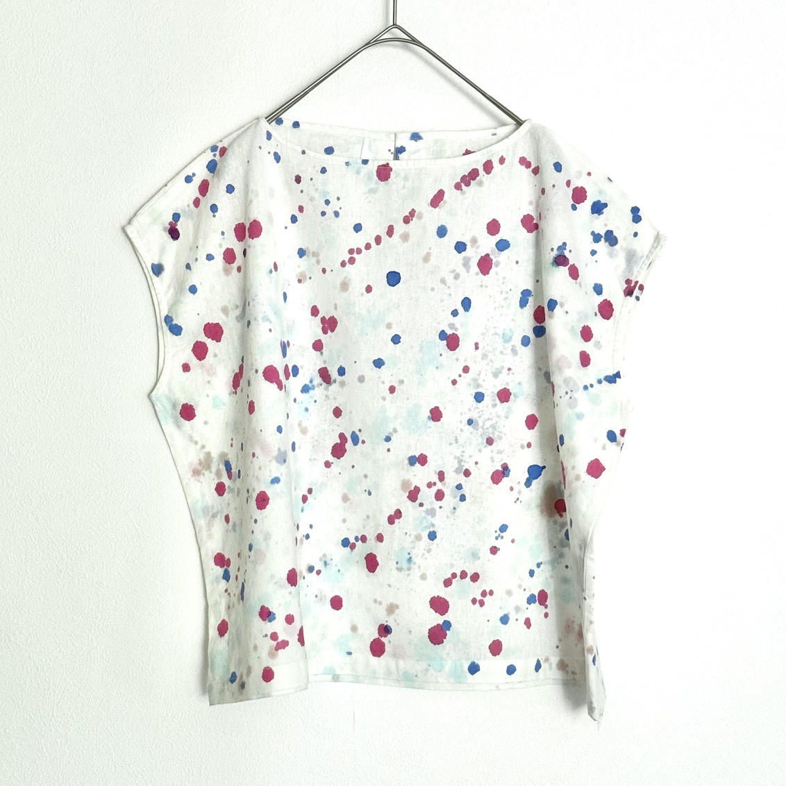 手染めの綿麻フレンチスリーブブラウス