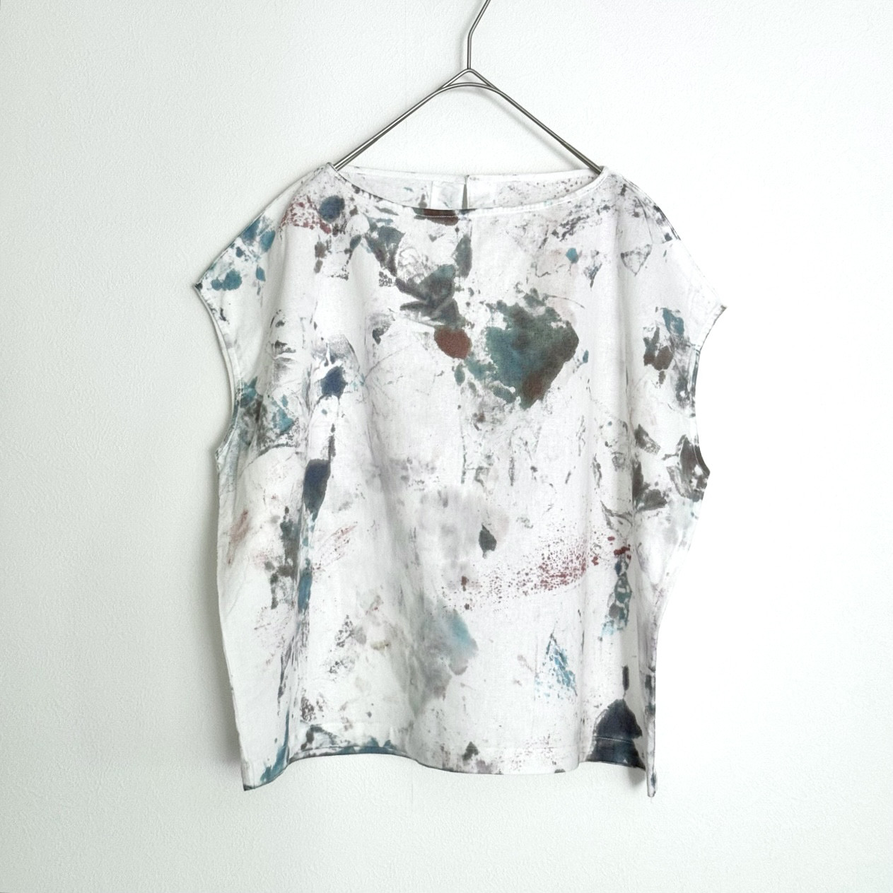 手染めの綿麻フレンチスリーブブラウス