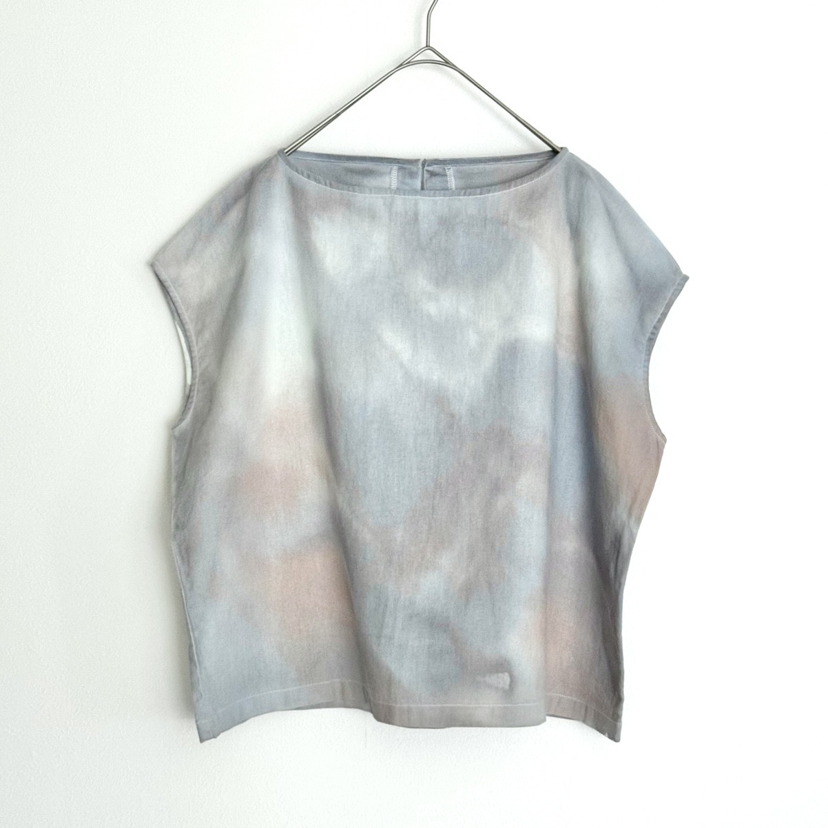 手染めの綿麻フレンチスリーブブラウス