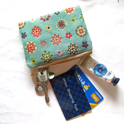 再販フランス生地　万華鏡と小花のポーチ　コインケース　コスメ入れ　薬入れ　カード入れ 1枚目の画像