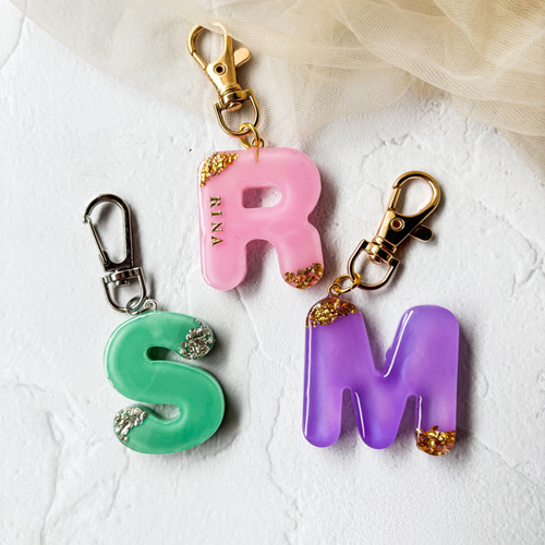 イニシャルレジンキーホルダー オーダー専用 名入れ可能♡イニシャルキーホルダー チャーム/オーダー/推し活/大人も
