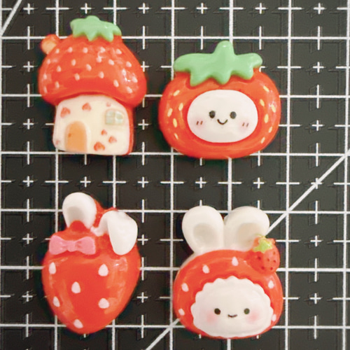C134）2個 いちご うさぎ いちごかぶり物 いちごのおうち いちご