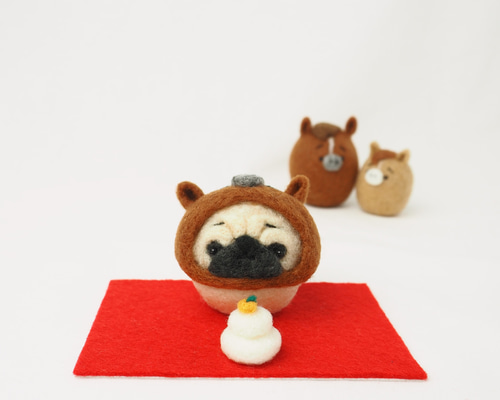 ＊迎春＊福を運ぶ 午年わんこ トイプードル✨ 羊毛フェルト ぬいぐるみ 正月 馬 受注製作】 2026年干支(午) 馬になりきるまゆパグ(フォーンパグ・黒