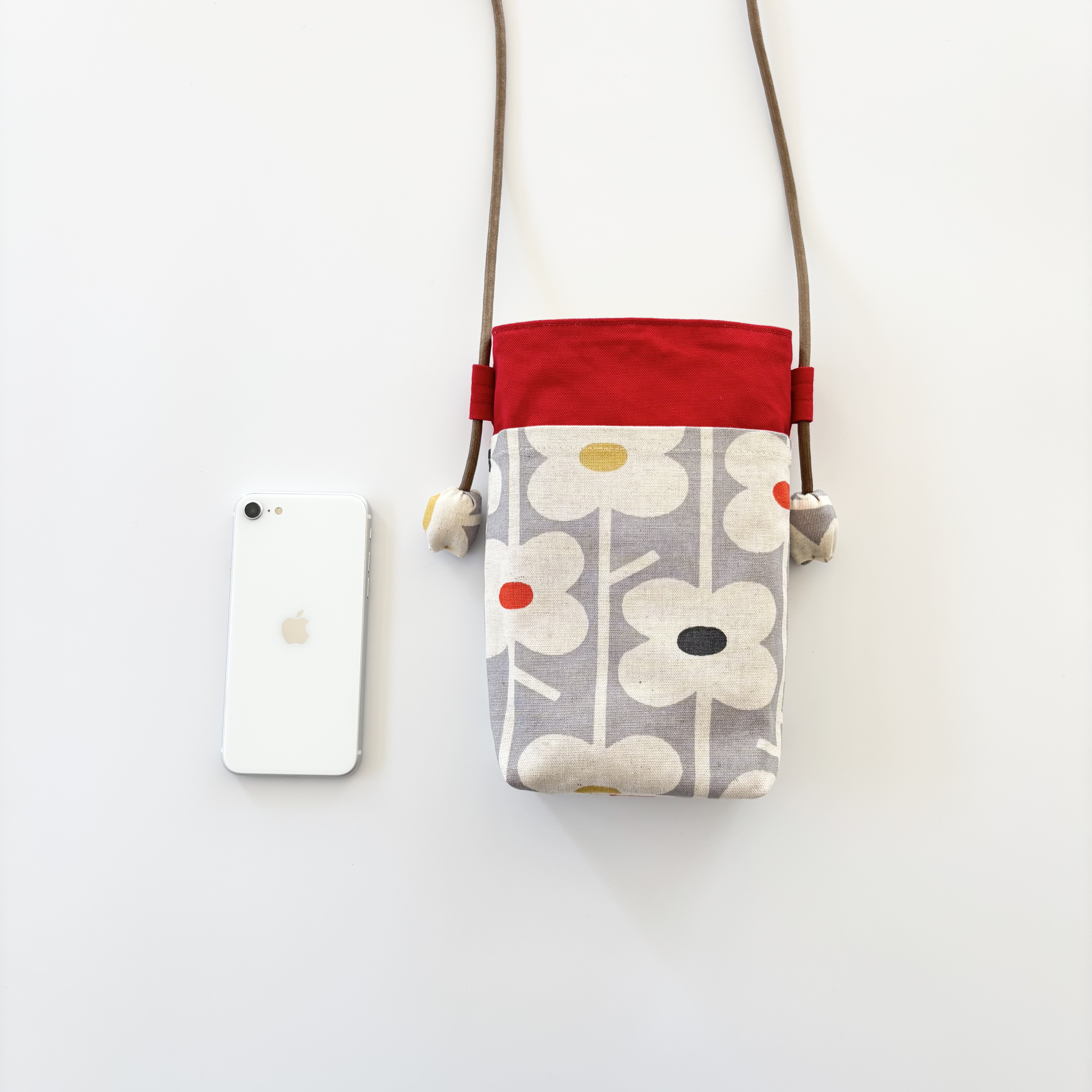 ちょっと大きめＬサイズ　レトロ花柄⭐️布製スマホポシェット［レッド］お散歩や旅行のおともに