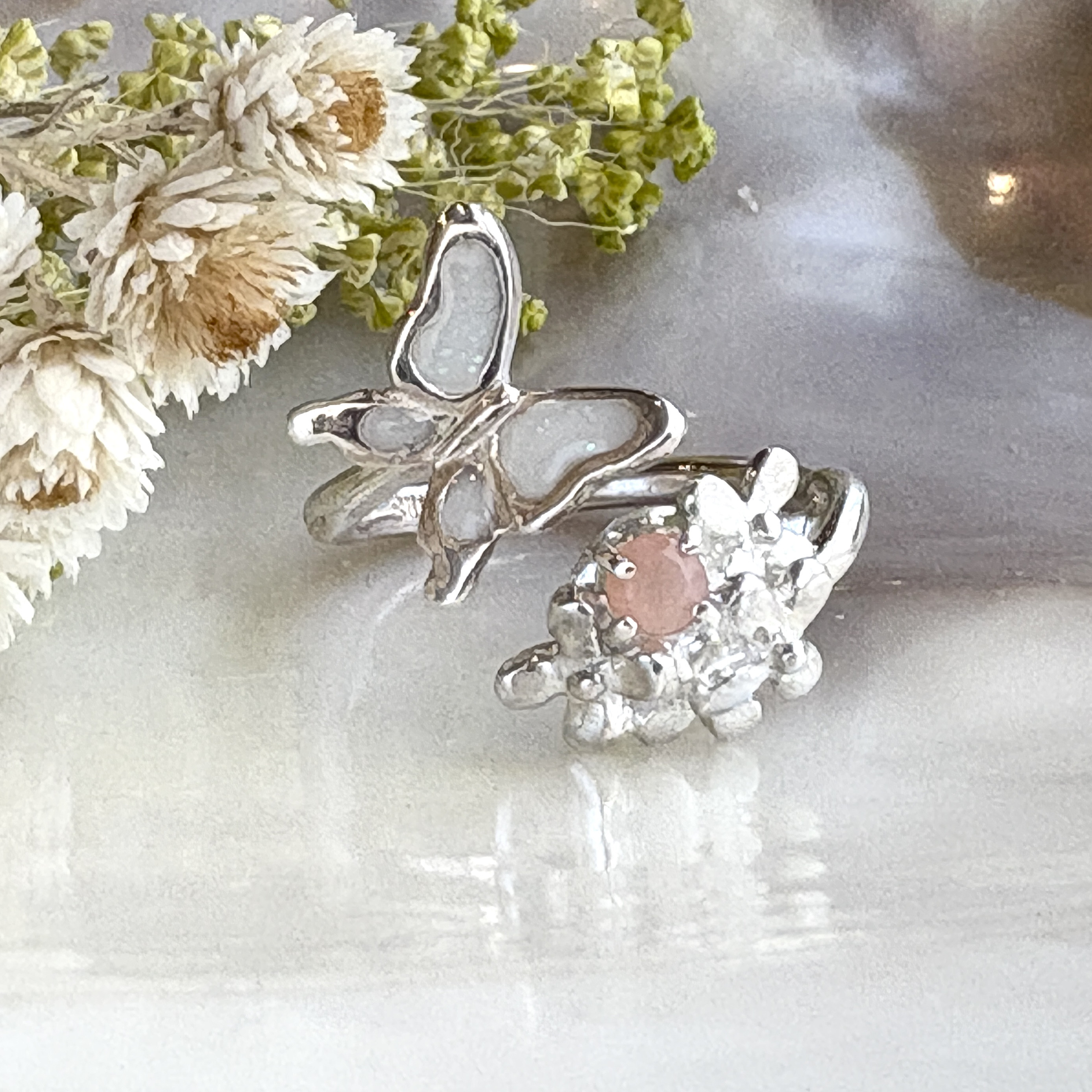 【一点物】花と白い蝶のフリーサイズリング（ピンクオパール）