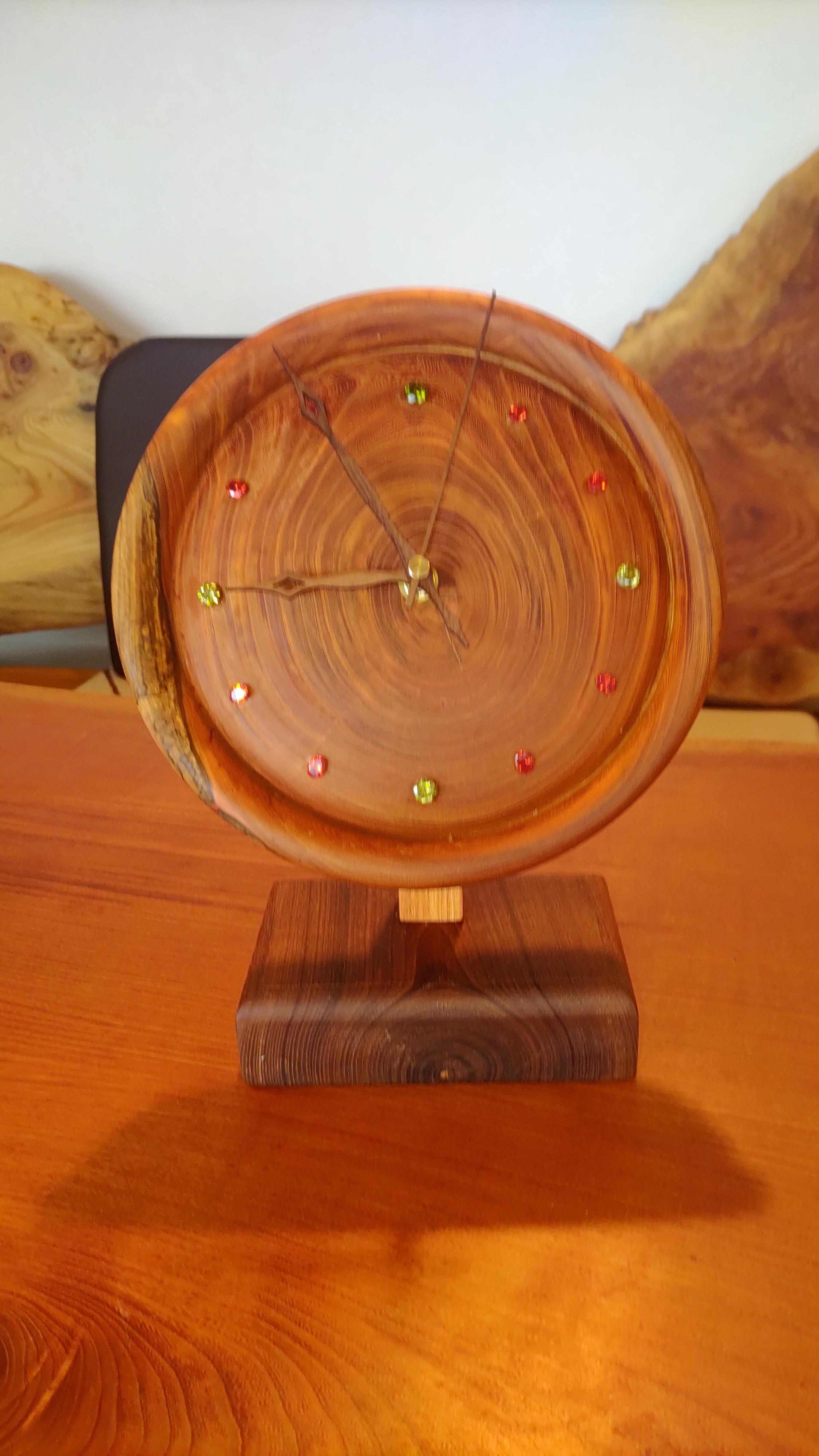 ペリドットとガーネットと赤いケヤキの一枚置く時計