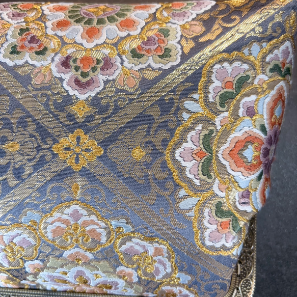 9月新作！日本の奥ゆかしい伝統色源氏鼠色、、格の高い華紋柄の最高級西陣帯バッグ　フォーマルバッグ　パーティーバッグ 8枚目の画像