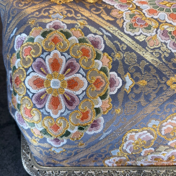 9月新作！日本の奥ゆかしい伝統色源氏鼠色、、格の高い華紋柄の最高級西陣帯バッグ　フォーマルバッグ　パーティーバッグ 10枚目の画像