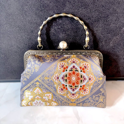 9月新作！日本の奥ゆかしい伝統色源氏鼠色、、格の高い華紋柄の最高級西陣帯バッグ　フォーマルバッグ　パーティーバッグ 2枚目の画像