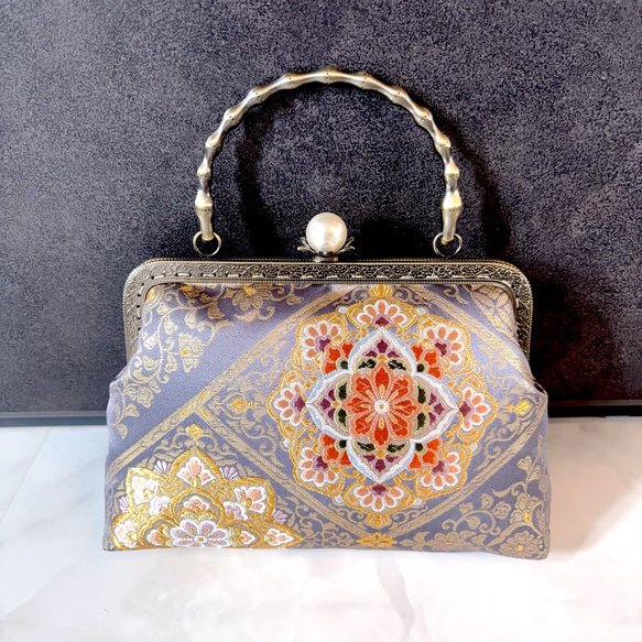 9月新作！日本の奥ゆかしい伝統色源氏鼠色、、格の高い華紋柄の最高級西陣帯バッグ　フォーマルバッグ　パーティーバッグ 2枚目の画像