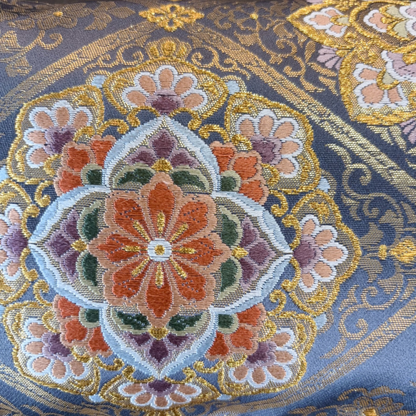 9月新作！日本の奥ゆかしい伝統色源氏鼠色、、格の高い華紋柄の最高級西陣帯バッグ　フォーマルバッグ　パーティーバッグ 9枚目の画像