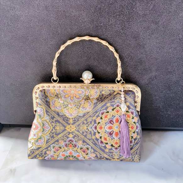 9月新作！日本の奥ゆかしい伝統色源氏鼠色、、格の高い華紋柄の最高級西陣帯バッグ　フォーマルバッグ　パーティーバッグ 1枚目の画像