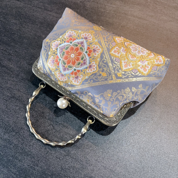 9月新作！日本の奥ゆかしい伝統色源氏鼠色、、格の高い華紋柄の最高級西陣帯バッグ　フォーマルバッグ　パーティーバッグ 6枚目の画像