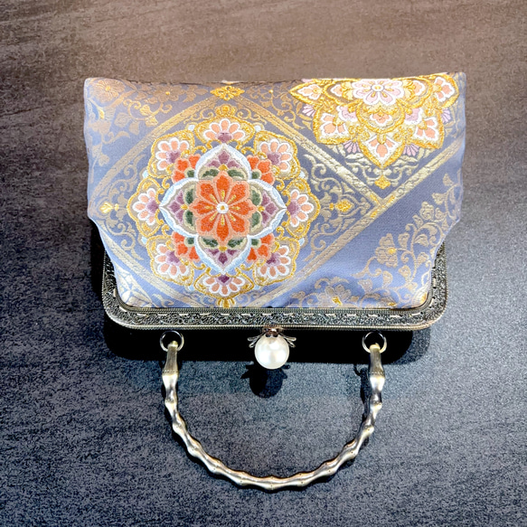 9月新作！日本の奥ゆかしい伝統色源氏鼠色、、格の高い華紋柄の最高級西陣帯バッグ　フォーマルバッグ　パーティーバッグ 4枚目の画像