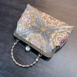 9月新作！日本の奥ゆかしい伝統色源氏鼠色、、格の高い華紋柄の最高級西陣帯バッグ　フォーマルバッグ　パーティーバッグ 7枚目の画像