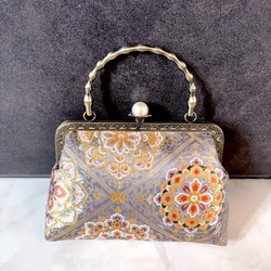 9月新作！日本の奥ゆかしい伝統色源氏鼠色、、格の高い華紋柄の最高級西陣帯バッグ　フォーマルバッグ　パーティーバッグ 3枚目の画像