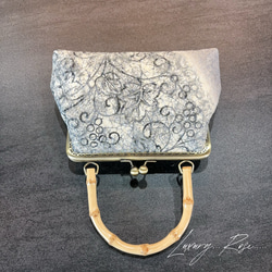 希少！！金通し日本の伝統工芸暈し染めに手書き散りばめられた微粒子パールのヴェール　カジュアルバンブー口金高級帯地バッグ 2枚目の画像