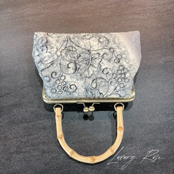 希少！！金通し日本の伝統工芸暈し染めに手書き散りばめられた微粒子パールのヴェール　カジュアルバンブー口金高級帯地バッグ 2枚目の画像