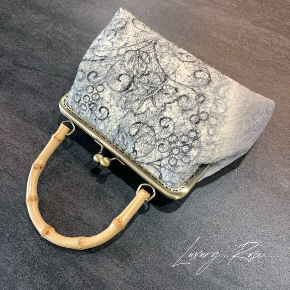 希少！！金通し日本の伝統工芸暈し染めに手書き散りばめられた微粒子パールのヴェール　カジュアルバンブー口金高級帯地バッグ 1枚目の画像