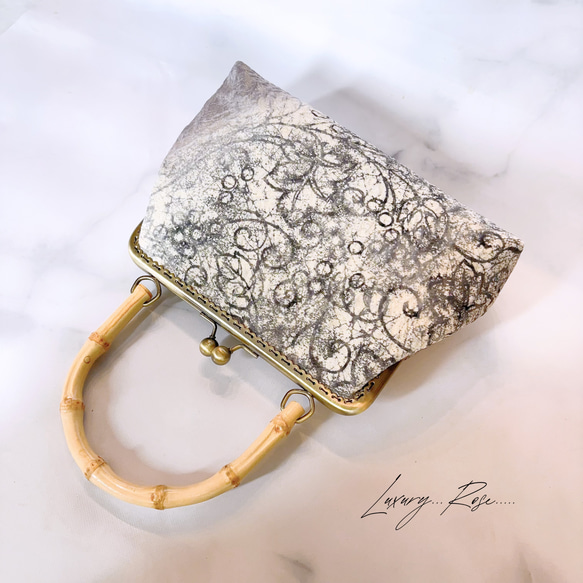 希少！！金通し日本の伝統工芸暈し染めに手書き散りばめられた微粒子パールのヴェール　カジュアルバンブー口金高級帯地バッグ 5枚目の画像