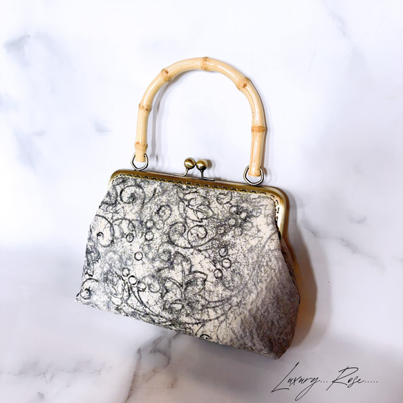 希少！！金通し日本の伝統工芸暈し染めに手書き散りばめられた微粒子パールのヴェール　カジュアルバンブー口金高級帯地バッグ 3枚目の画像