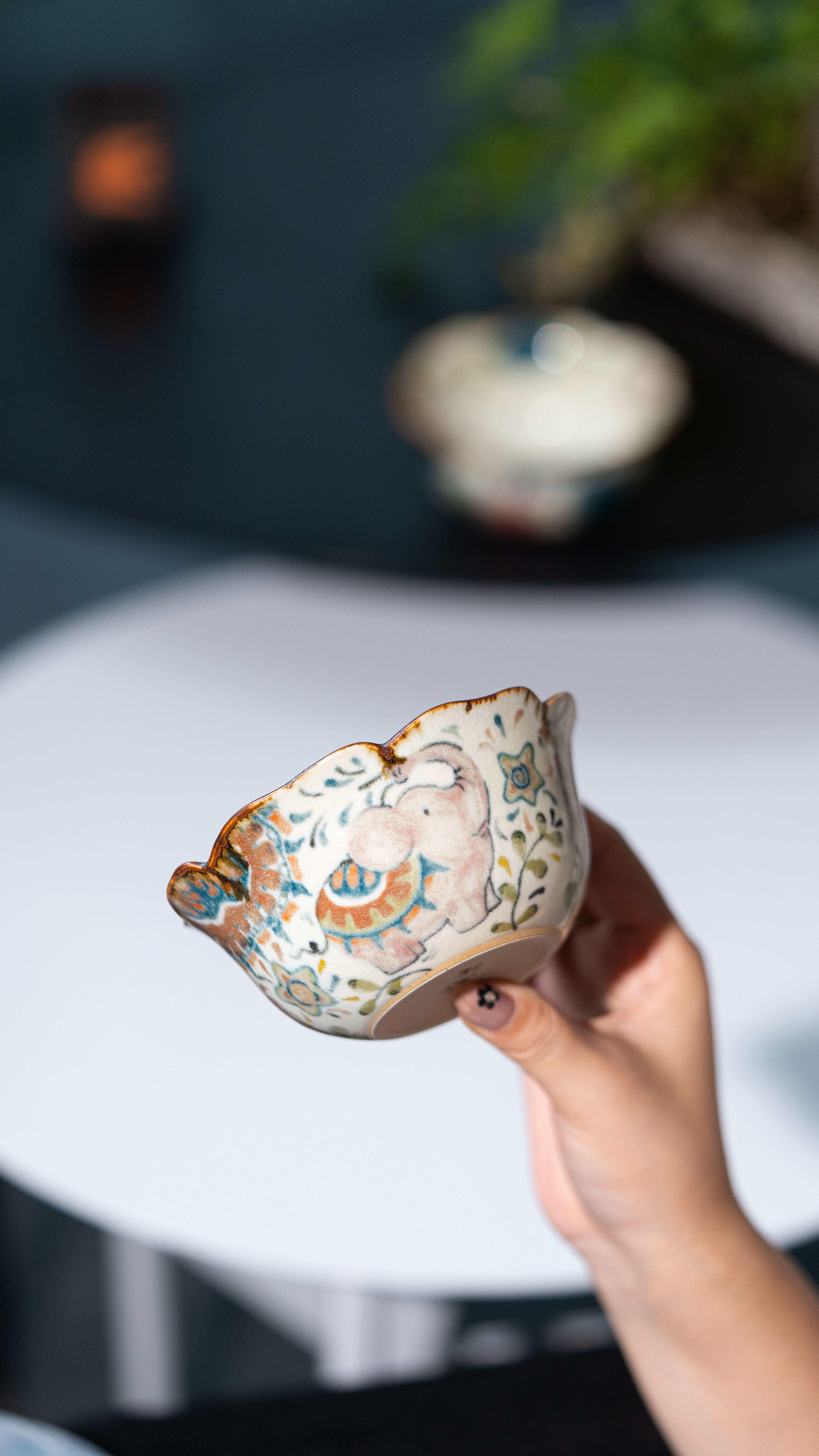 無垠裡｜温もりの手仕事 小象遊び花口デザート碗／コーヒーカップ／茶碗兼用 景徳鎮手描き釉下彩磁器 約290ml