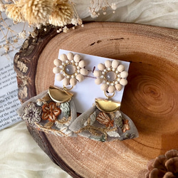 ビーズ刺繍♡クリアブルーの竹ビーズとスワロビーズのお花ピアス