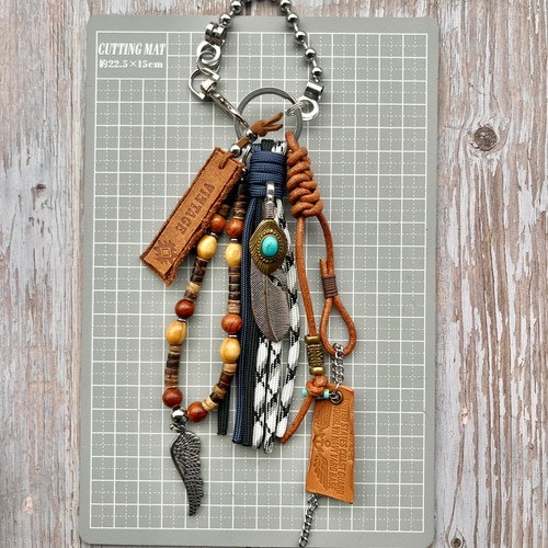 パラコード タッセルバッグチャーム レザーチャーム 牛革紐