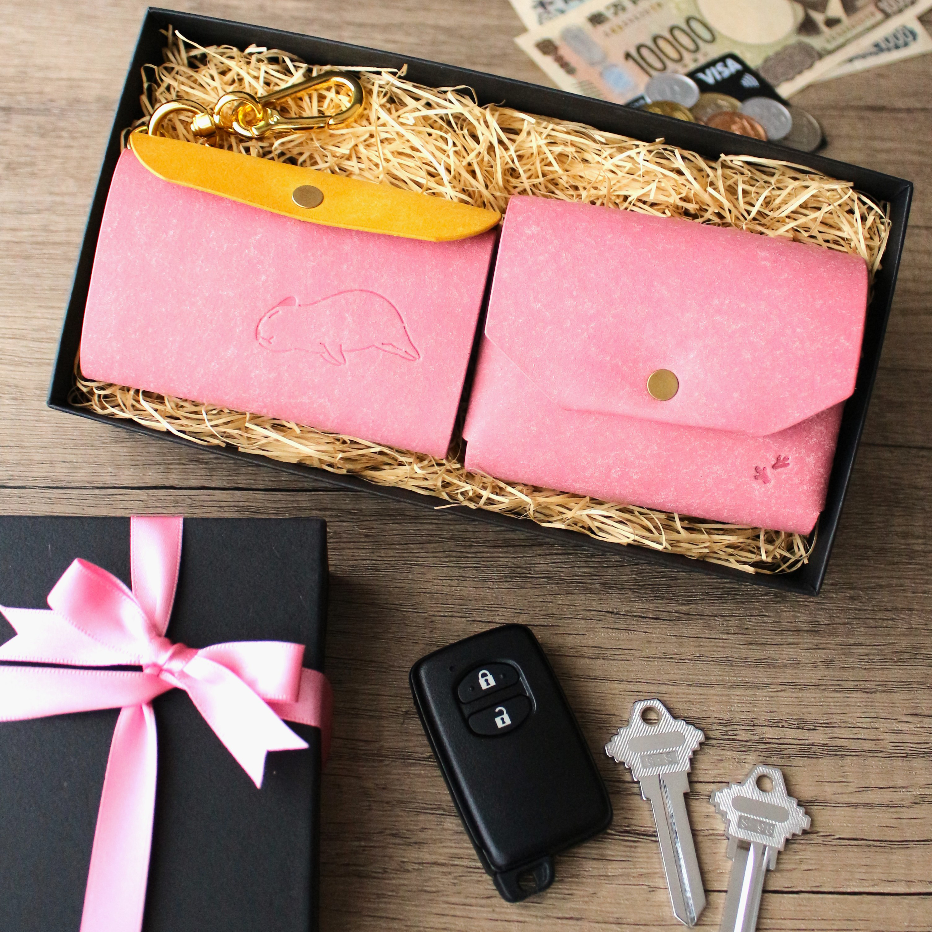 【カスタムOK】お出かけが楽しくなるカピバラのギフトセット　コンパクト財布＆スマートキーケース　ピンク