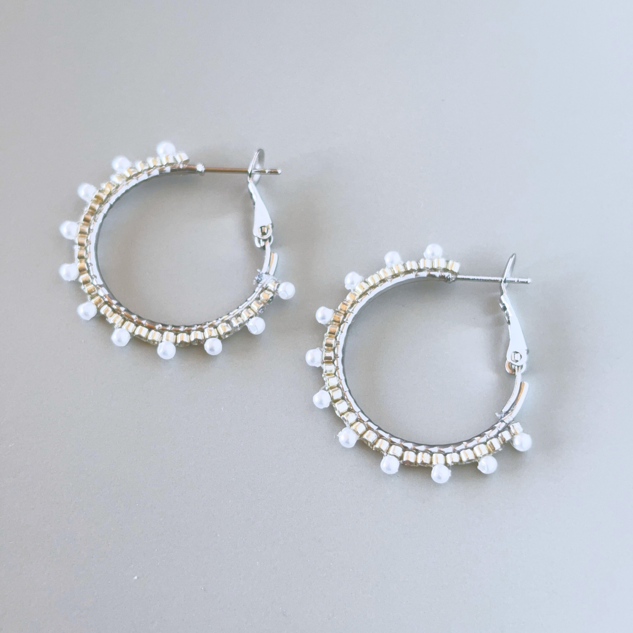 【金属アレルギー対応】パール調つぶつぶフープピアス｜キャッチレス バネ式 ロジウムカラー サージカルステンレス 卒業式