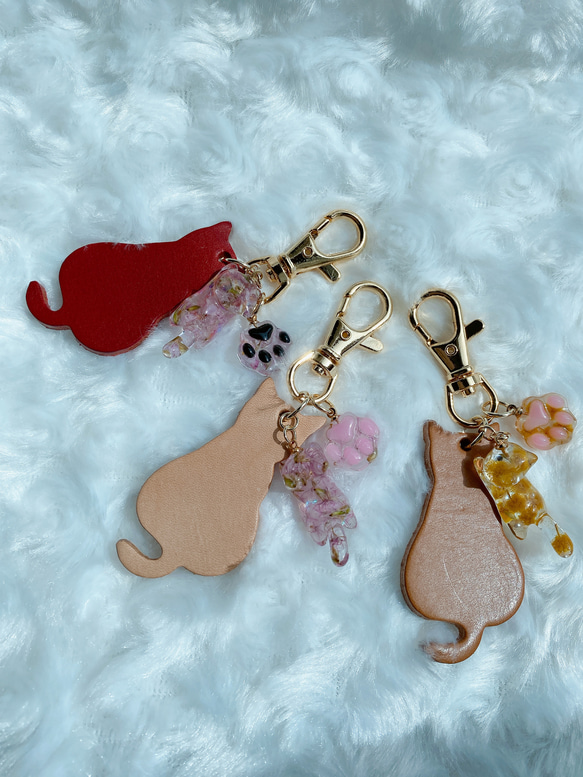 キーホルダー 猫キーホルダー 立体じゃれ猫 レジン ドライフラワー
