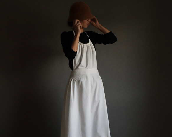 一味違うお洒落デニムエプロン／岡山県児島デニムで魅せる、サイドギャザーデザインエプロン／6オンスデニム／オフホワイト 9枚目の画像