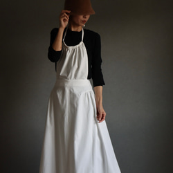 一味違うお洒落デニムエプロン／岡山県児島デニムで魅せる、サイドギャザーデザインエプロン／6オンスデニム／オフホワイト 5枚目の画像