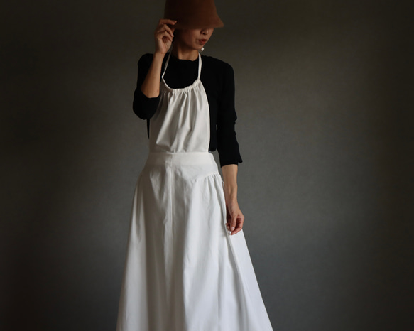 一味違うお洒落デニムエプロン／岡山県児島デニムで魅せる、サイドギャザーデザインエプロン／6オンスデニム／オフホワイト 5枚目の画像