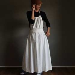 一味違うお洒落デニムエプロン／岡山県児島デニムで魅せる、サイドギャザーデザインエプロン／6オンスデニム／オフホワイト 1枚目の画像