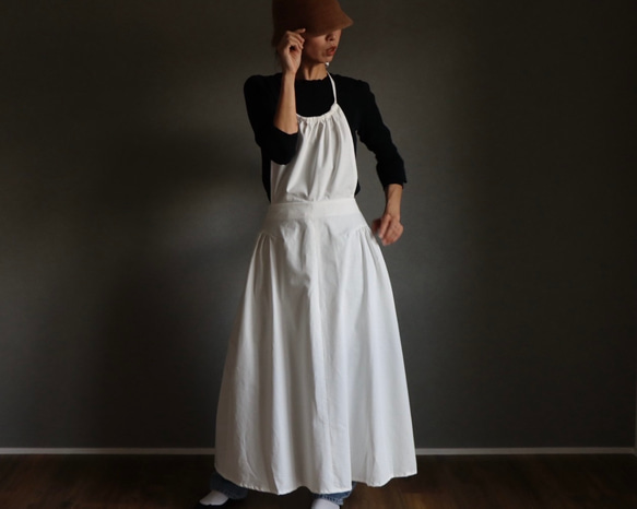 一味違うお洒落デニムエプロン／岡山県児島デニムで魅せる、サイドギャザーデザインエプロン／6オンスデニム／オフホワイト 1枚目の画像