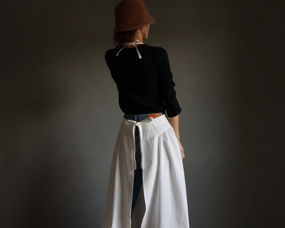 一味違うお洒落デニムエプロン／岡山県児島デニムで魅せる、サイドギャザーデザインエプロン／6オンスデニム／オフホワイト 7枚目の画像