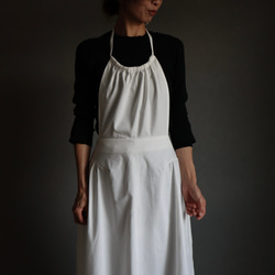 一味違うお洒落デニムエプロン／岡山県児島デニムで魅せる、サイドギャザーデザインエプロン／6オンスデニム／オフホワイト 3枚目の画像