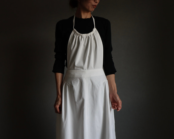 一味違うお洒落デニムエプロン／岡山県児島デニムで魅せる、サイドギャザーデザインエプロン／6オンスデニム／オフホワイト 3枚目の画像