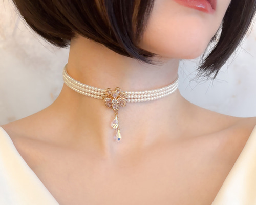 カメリアの涙：クリスタルガラスとパールの3連のワイヤーチョーカー