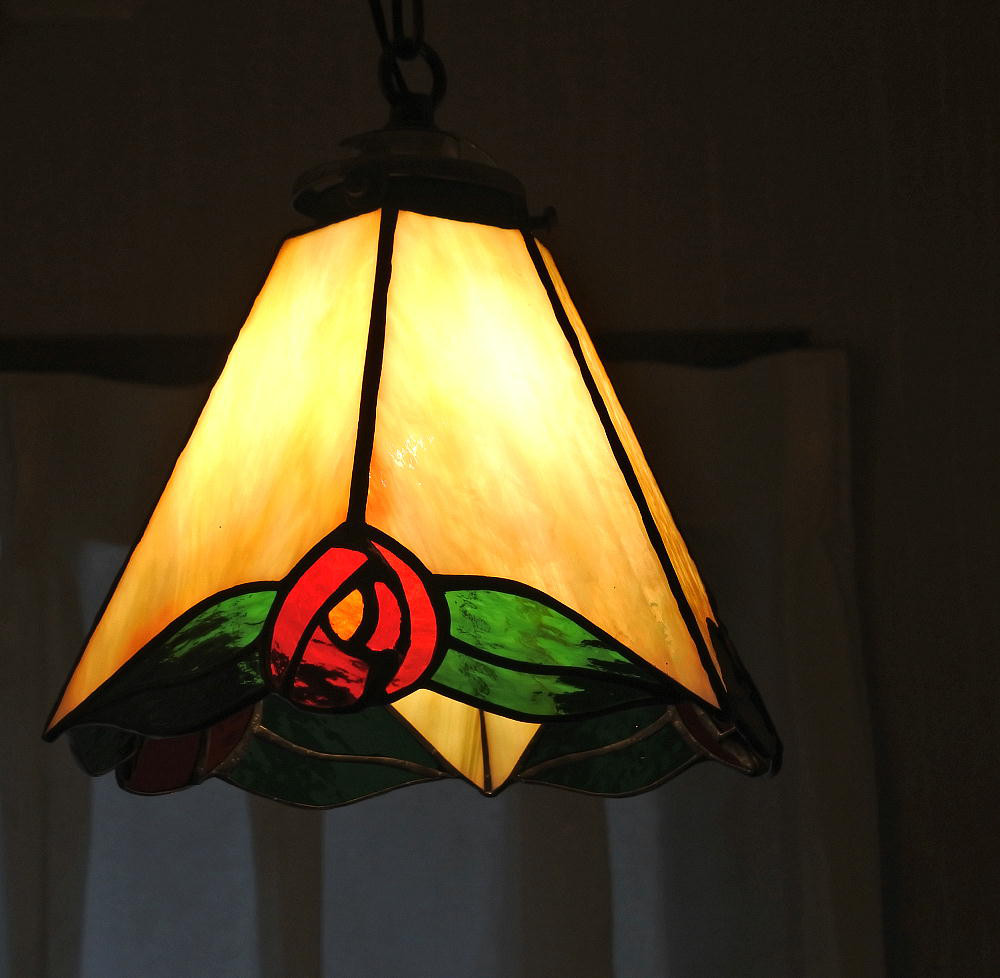 レトロな薔薇のペンダントランプ ステンドグラス ランプ 照明