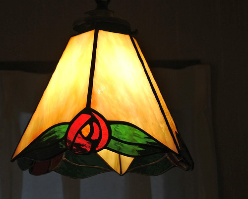 レトロな薔薇のペンダントランプ ステンドグラス ランプ 照明