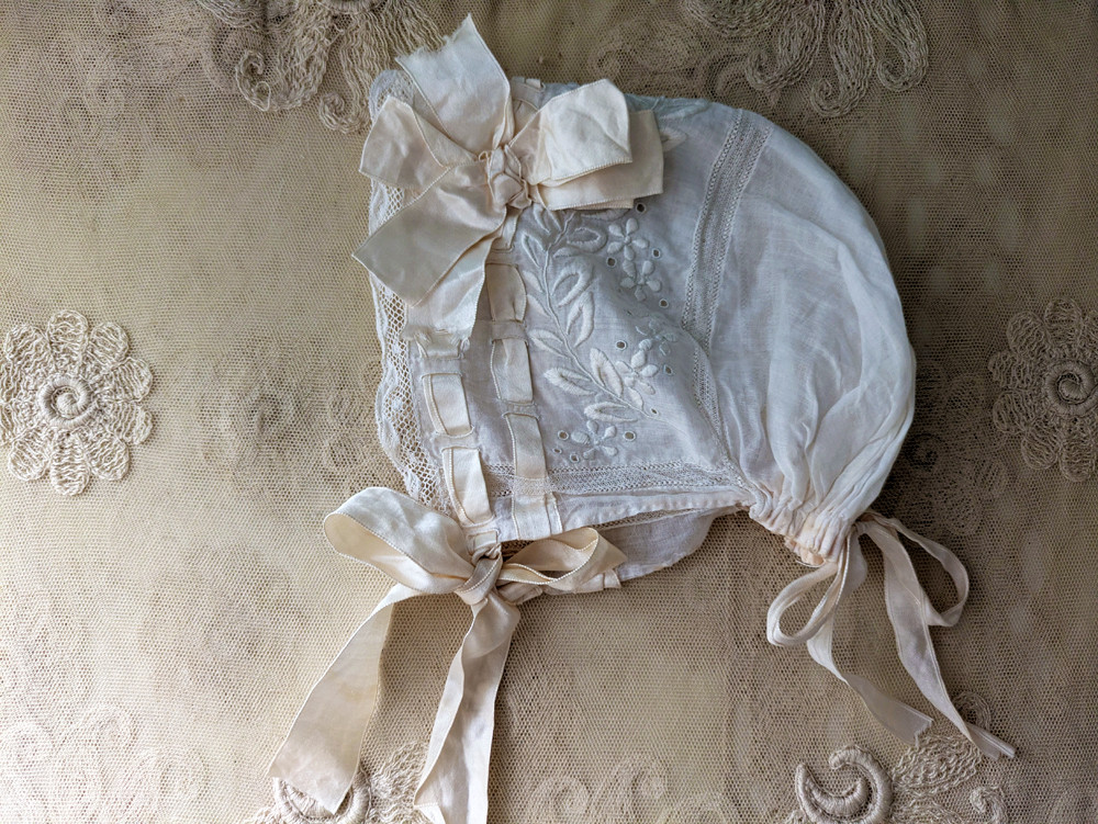 フランス 1900-1910年 白糸刺繍とシルクリボンの小さなボネ